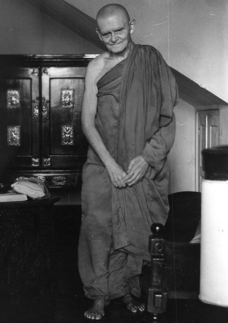 Ven. Ñāṇavimala at a Supporter's Home Ven. Ñāṇavimala at a Supporter's Home